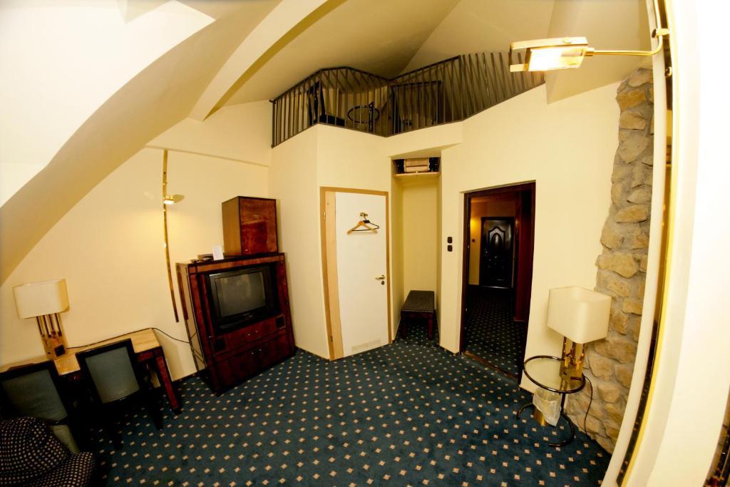 Hotel Podzamcze Tarnów Buitenkant foto