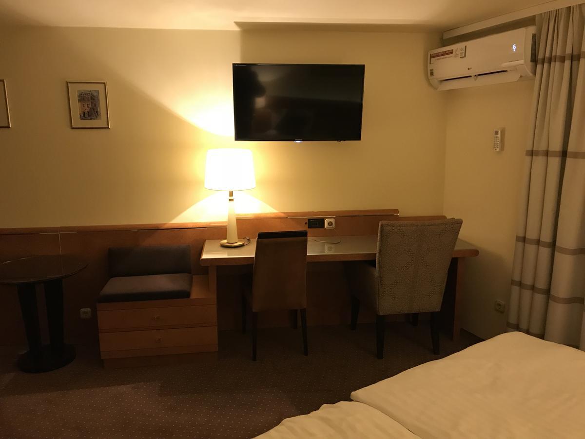Hotel Podzamcze Tarnów Buitenkant foto