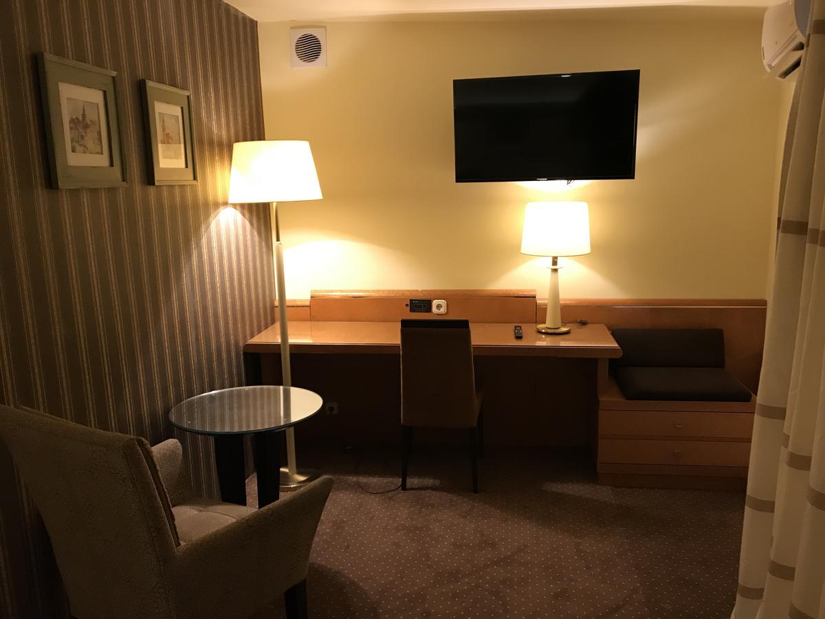 Hotel Podzamcze Tarnów Buitenkant foto